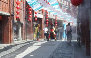 遊客傳藝老街享受全區景觀降溫清涼感